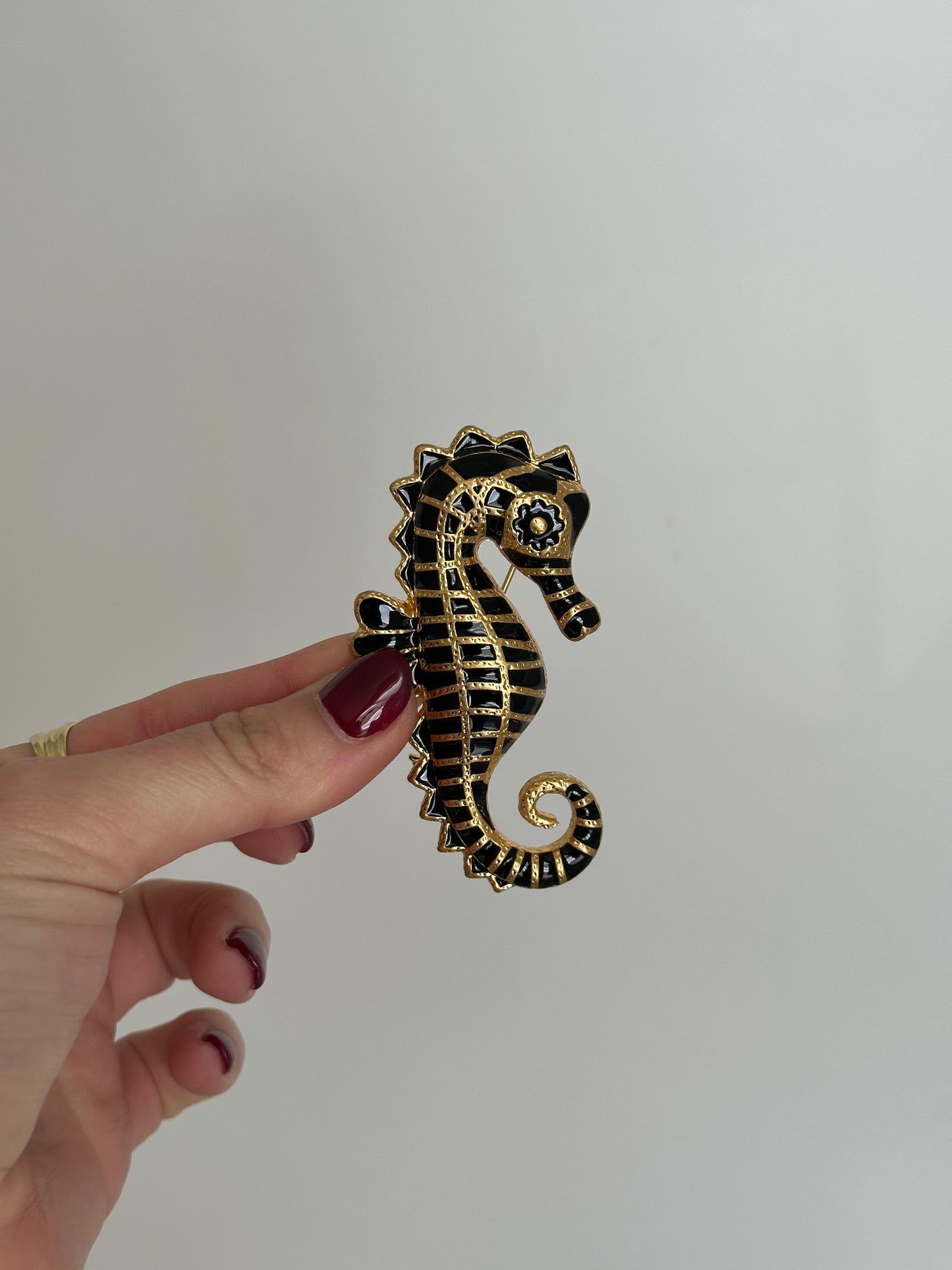 Broche caballito de mar negro